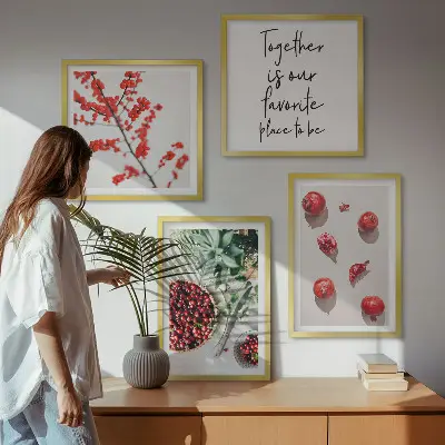 Composizione di 4 quadri con frutti rossi in stile minimalista