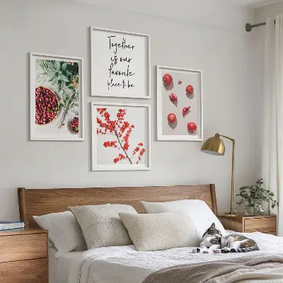 Composizione di 4 quadri con frutti rossi in stile minimalista