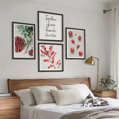 Composizione di 4 quadri con frutti rossi in stile minimalista