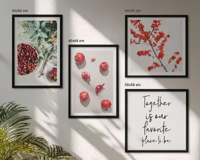 Composizione di 4 quadri con frutti rossi in stile minimalista