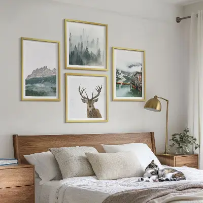 Polittico con cornice quadro con paesaggio di montagna, lago, cervo e cottage nella nebbia