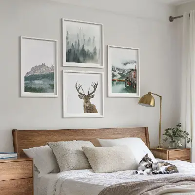 Polittico con cornice quadro con paesaggio di montagna, lago, cervo e cottage nella nebbia