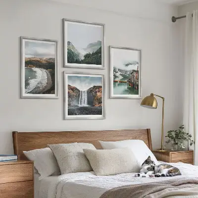 Polittico con cornice paesaggio con spiagge di montagna, nuvole e acqua