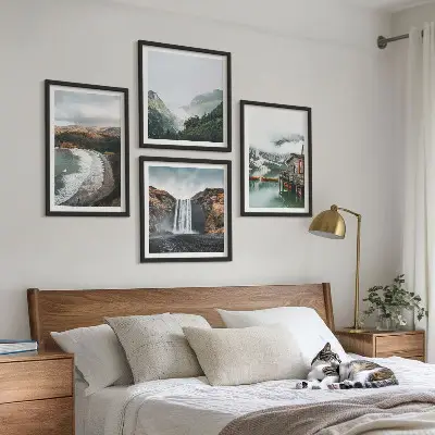 Polittico con cornice paesaggio con spiagge di montagna, nuvole e acqua