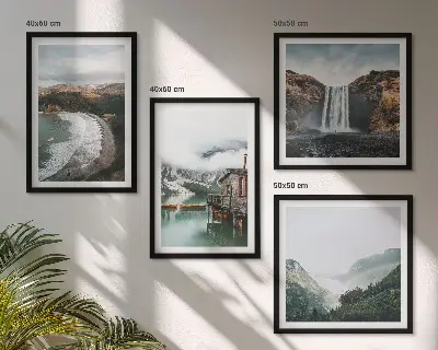 Polittico con cornice paesaggio con spiagge di montagna, nuvole e acqua