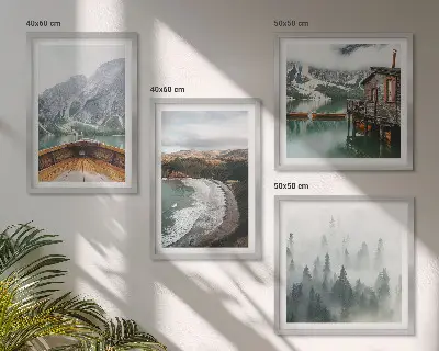 Composizione di 4 quadri con paesaggio di montagne, lago, barca, nebbia e spiaggia
