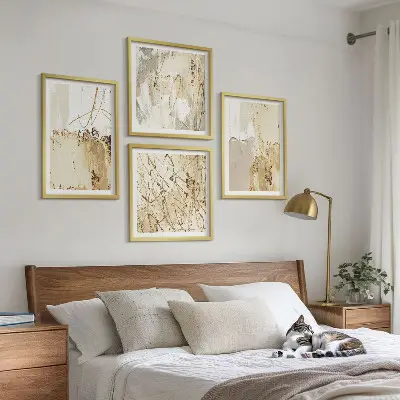 Galleria a parete con motivi astratti beige e bianchi