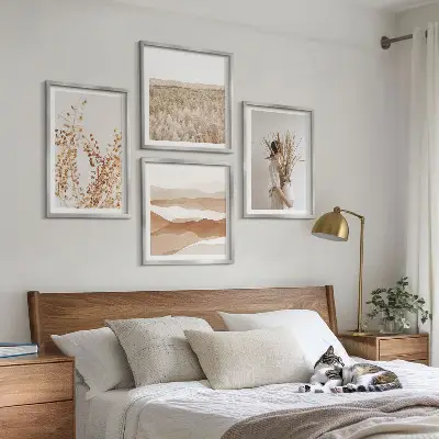 Galleria a parete con motivi vegetali in stile boho