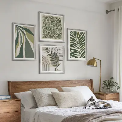 Galleria a parete con illustrazioni pastello di foglie e onde