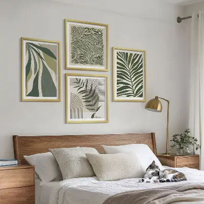 Galleria a parete con illustrazioni pastello di foglie e onde