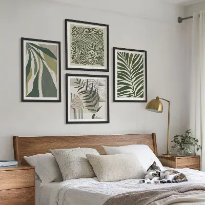 Galleria a parete con illustrazioni pastello di foglie e onde