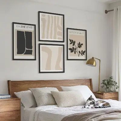 Galleria a parete con motivi vegetali astratti