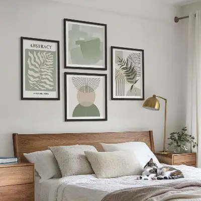 Galleria a parete con astrazioni botaniche boho