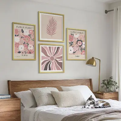 Composizione di 4 quadri con motivi floreali, foglie e geometrie