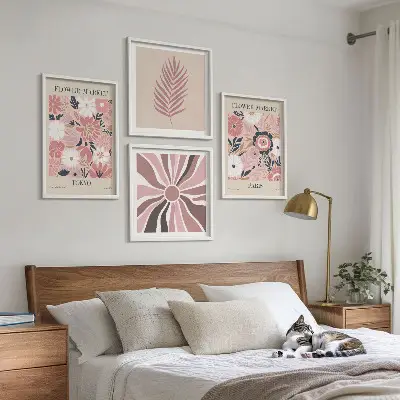 Composizione di 4 quadri con motivi floreali, foglie e geometrie