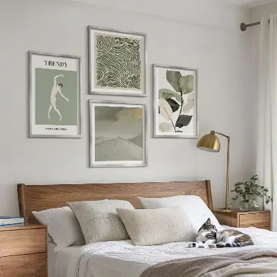Galleria a parete con motivi astratti di piante