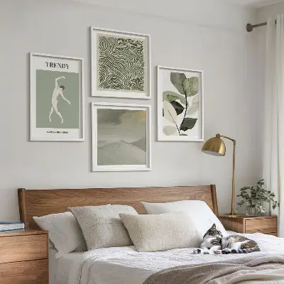 Galleria a parete con motivi astratti di piante