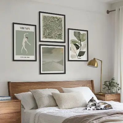 Galleria a parete con motivi astratti di piante