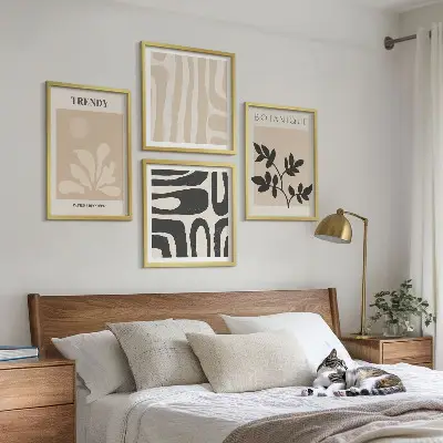 Galleria a parete decorazione con motivi floreali eleganti nei toni del beige e del nero