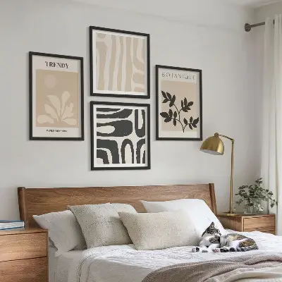 Galleria a parete decorazione con motivi floreali eleganti nei toni del beige e del nero