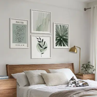 Galleria a parete con motivi vegetali in verde e beige