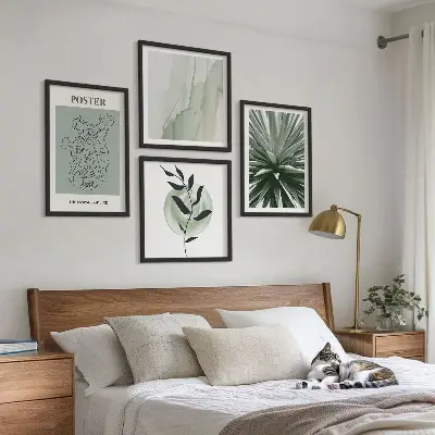 Galleria a parete con motivi vegetali in verde e beige