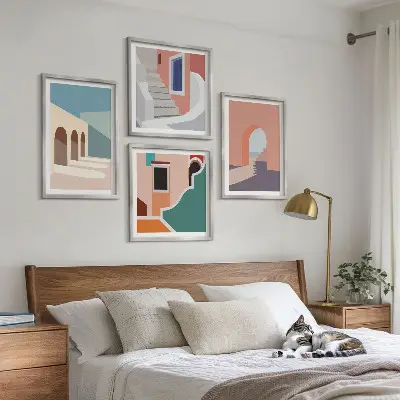 Galleria a parete con grafica minimalista dai colori pastello