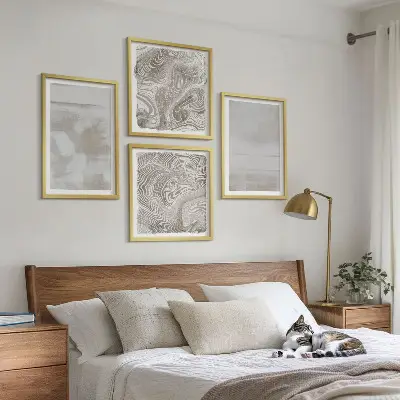 Composizione di 4 quadri con texture usurate in stile moderno