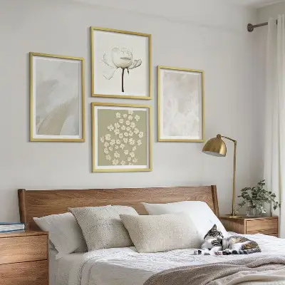 Galleria a parete con fiori alla moda e texture in stile boho