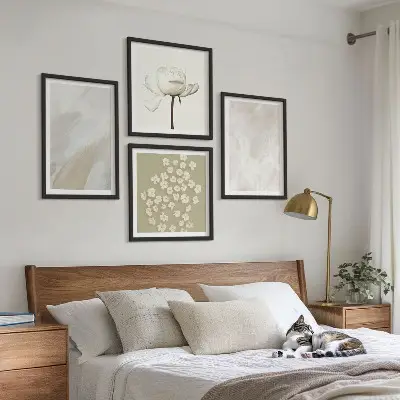 Galleria a parete con fiori alla moda e texture in stile boho