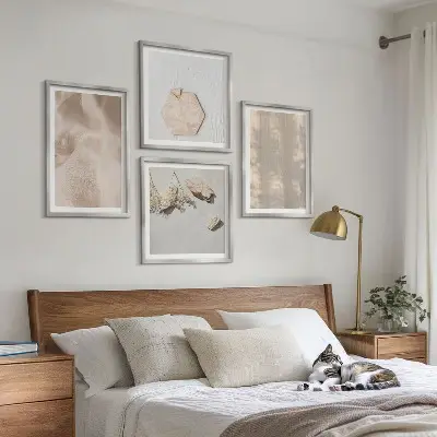 Composizione di 4 quadri con texture naturali e delicate in stile boho