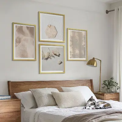 Composizione di 4 quadri con texture naturali e delicate in stile boho