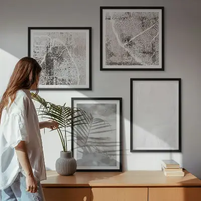 Galleria a parete con forme astratte moderne