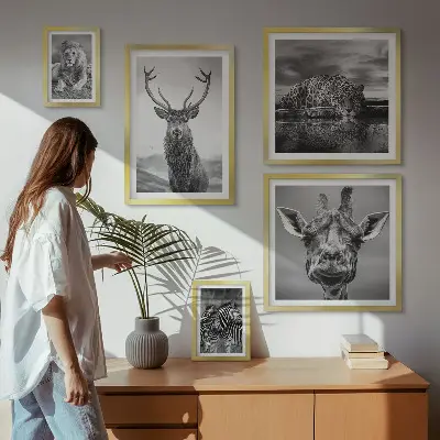 Polittico con cornice raffigurante animali in bianco e nero nella natura