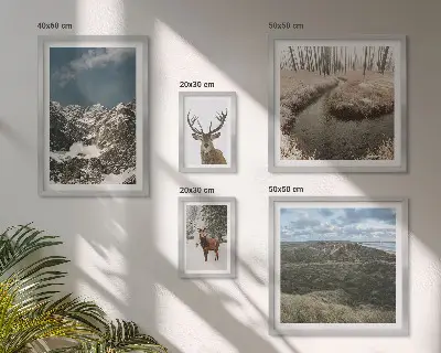 Polittico con cornice natura selvaggia con montagne maestose