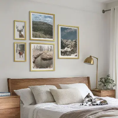 Polittico con cornice natura selvaggia con montagne maestose
