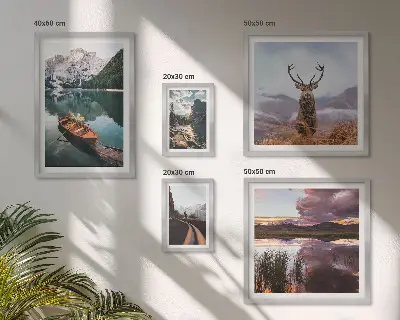 Set di quadri incorniciati con paesaggi di montagne laghi e natura