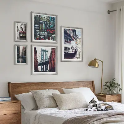 Polittico con cornice raffigurante auto eleganti e architettura urbana