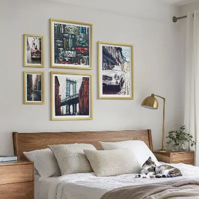 Polittico con cornice raffigurante auto eleganti e architettura urbana