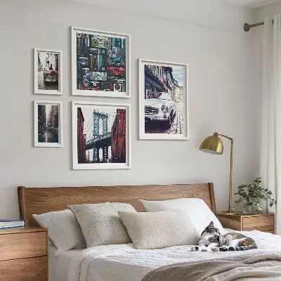 Polittico con cornice raffigurante auto eleganti e architettura urbana