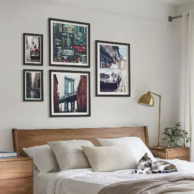 Polittico con cornice raffigurante auto eleganti e architettura urbana