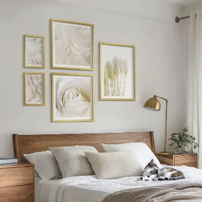 Set di quadri incorniciati con dettagli in marmo bianco e rosa