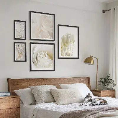 Set di quadri incorniciati con dettagli in marmo bianco e rosa