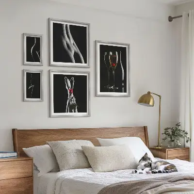 Set di quadri incorniciati con eleganti dettagli moderni in nero e rosso