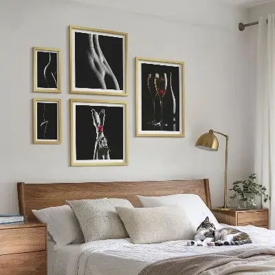 Set di quadri incorniciati con eleganti dettagli moderni in nero e rosso