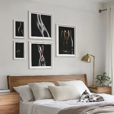 Set di quadri incorniciati con eleganti dettagli moderni in nero e rosso