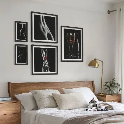 Set di quadri incorniciati con eleganti dettagli moderni in nero e rosso