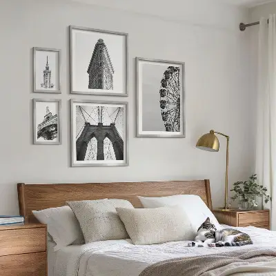 Set di 5 quadri con architettura metropolitana in bianco e nero