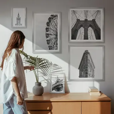 Set di 5 quadri con architettura metropolitana in bianco e nero