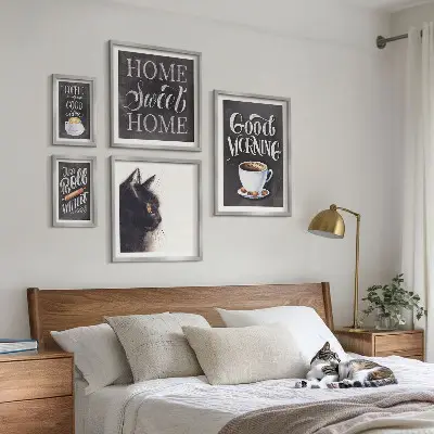 Polittico con cornice con slogan positivi dedicati a gatti e caffè
